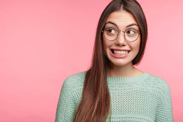 長いストレートの髪のブルネットの女性