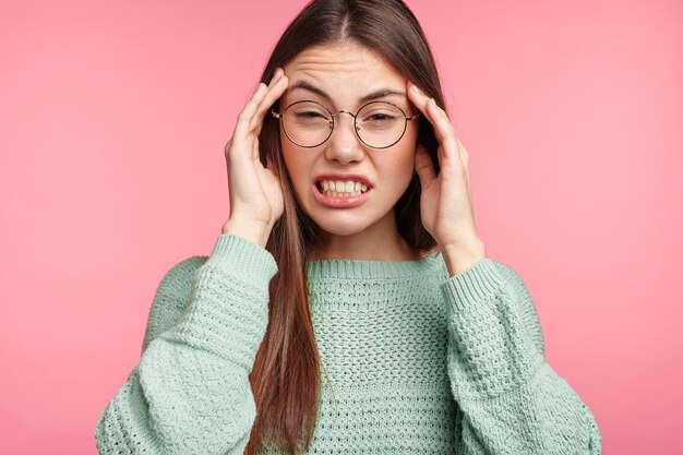 長いストレートの髪のブルネットの女性