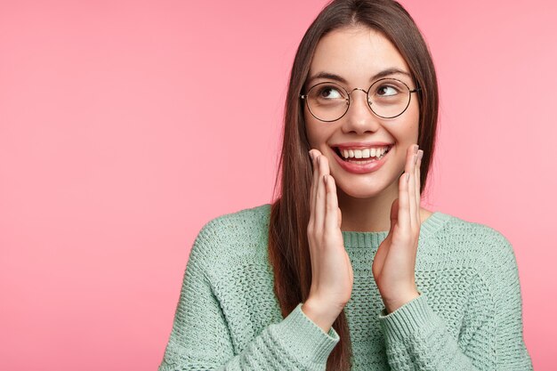 長いストレートの髪のブルネットの女性