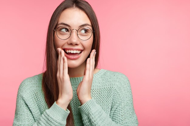 長いストレートの髪のブルネットの女性