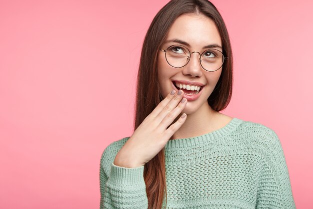 長いストレートの髪のブルネットの女性