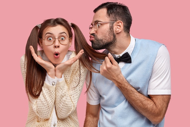 Foto gratuita donna castana con trecce e uomo che indossa cravatta a farfalla e gilet