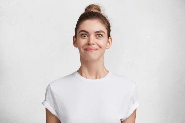 無料写真 白いtシャツのブルネットの若い女性