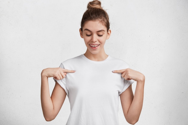 Foto gratuita giovane donna castana in maglietta bianca
