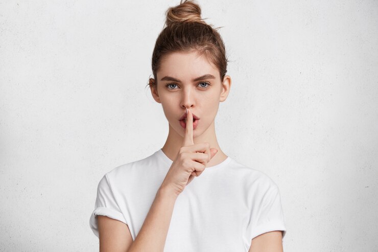मुफ़्त फोटो brunette young woman in white t-shirt