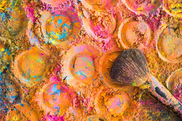 Brush on colourful powder 