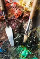 Free photo brush and palette knife on paint smears