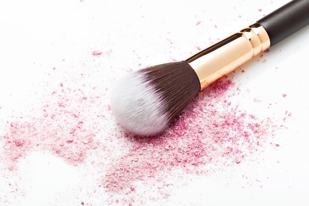 Free photo brush and powder