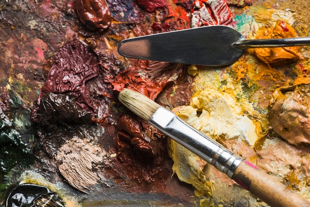 Free photo brush and spatula on rough palette