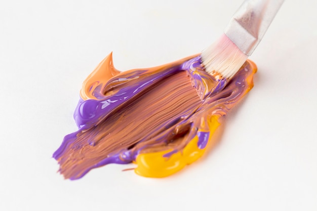 혼합 된 주황색과 자주색 페인트로 브러시