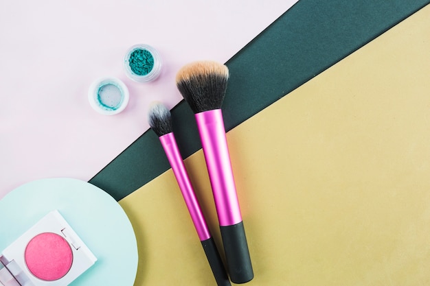 Free photo brushes near eyeshadow and blusher