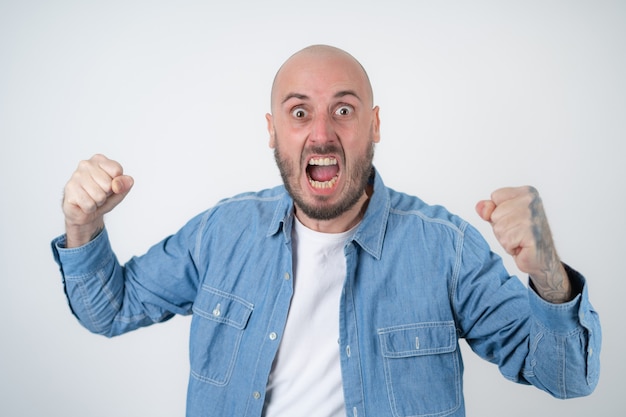 Foto gratuita un uomo brutale con la barba su attacchi bianchi con i pugni