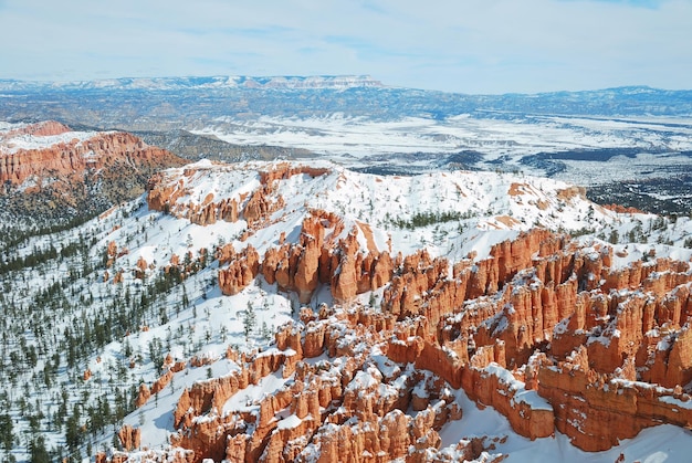 Foto gratuita bryce canyon con neve in inverno