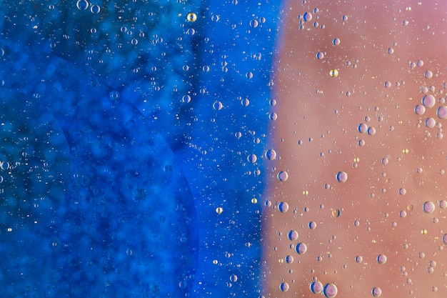 青​と​桃​の​塗装された​背景​の​上に​バブル