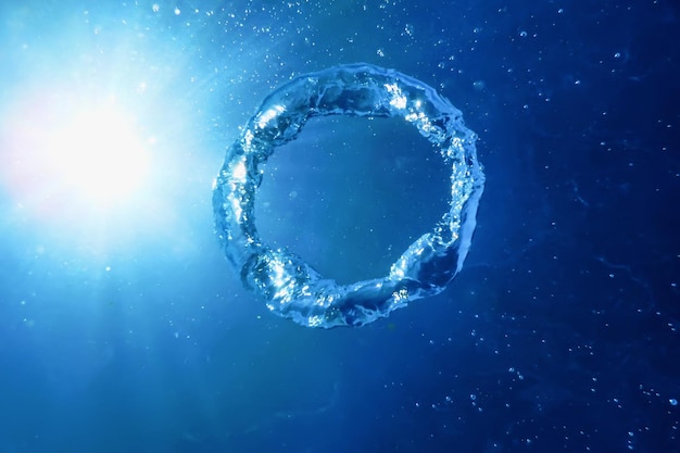 Foto gratuita bubble ring ascende verso il sole, sott'acqua