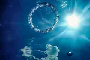 無料写真 バブルリング水中は太陽に向かって上昇します。