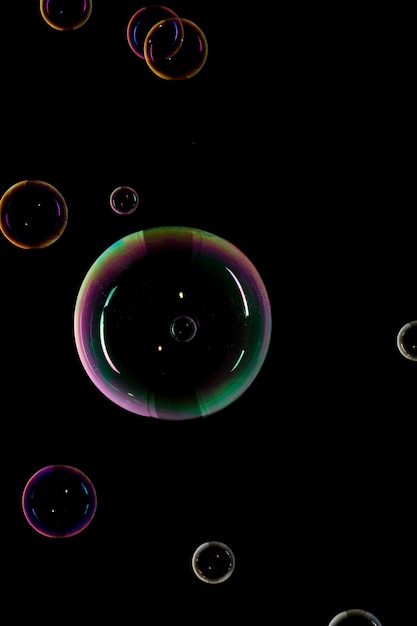 Foto gratuita bolle su sfondo nero