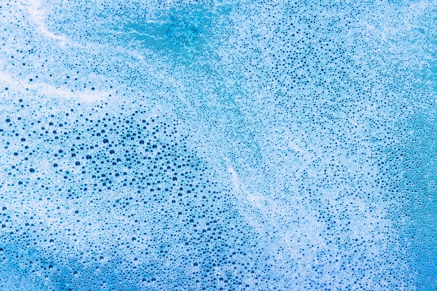 Bolle in liquido colorato di blu