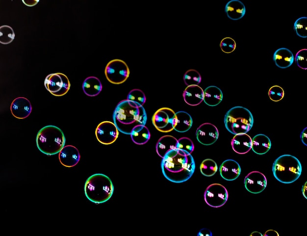 Бесплатное фото Пузыри в темноте