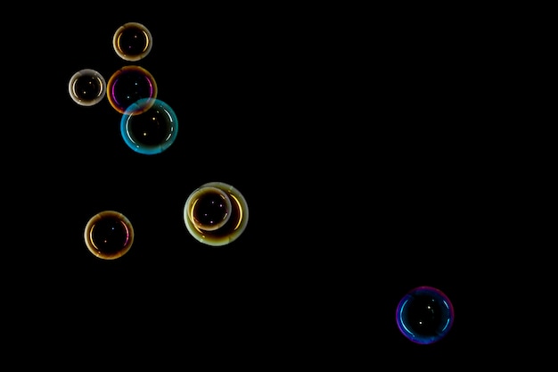 Бесплатное фото Пузыри на черном фоне