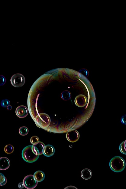 Бесплатное фото Пузыри на черном фоне