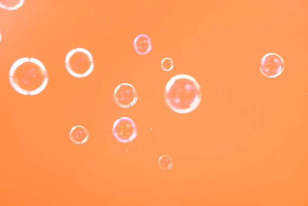 オレンジの背景の上の泡