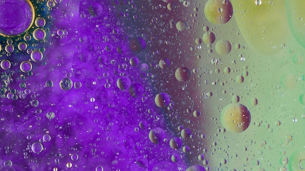 Пузырьковая картина на фиолетовом фоне