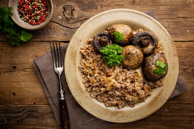 Free photo buckwheat porridge with mushrooms