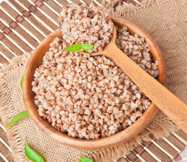 Porridge di grano saraceno in una ciotola di legno