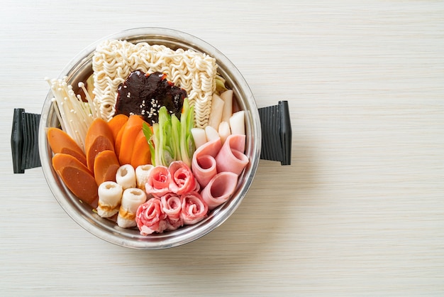 プデチゲ​または​ブデチゲ​（​陸軍​シチュー​または​陸軍​基地​シチュー​）​。​キムチ​、​スパム​、​ソーセージ​、​ラーメン​など​が​満載​です​-​人気​の​韓国​の​鍋​料理​スタイル
