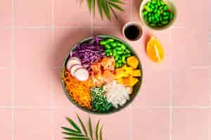 Бесплатное фото Чаша будды рис с лососем, редисом, красной капустой, бобами эдамаме и семенами кунжута концепция вкусной и здоровой пищи вид сверху