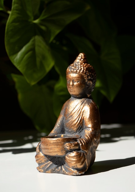 Бесплатное фото Фигурка будды натюрморт