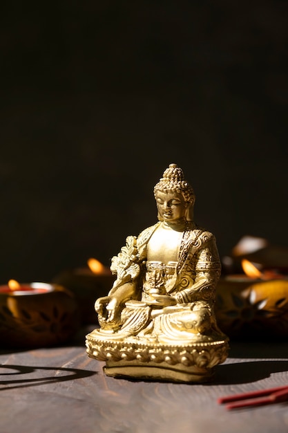 Натюрморт с фигуркой Будды