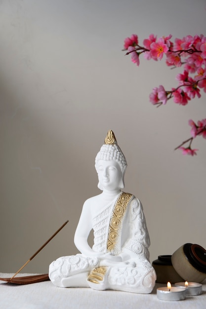Foto gratuita figurina di buddha natura morta