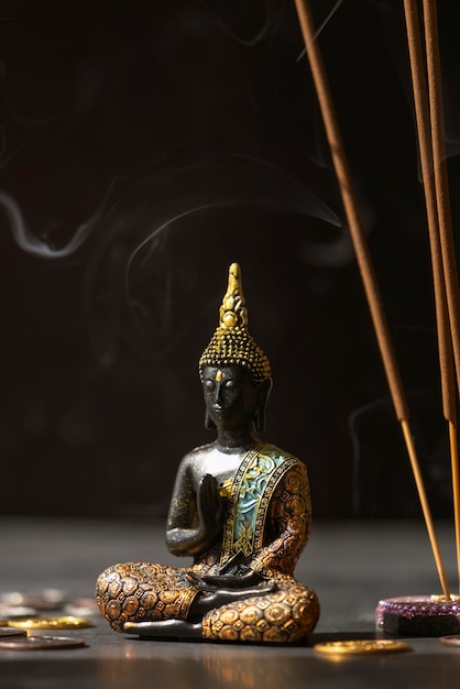 Фигурка Будды натюрморт