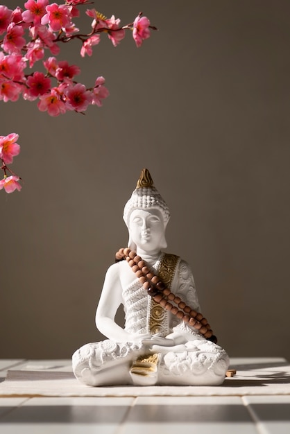 Foto gratuita figurina di buddha natura morta