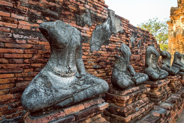 Статуя Будды в историческом парке Аюттхая, буддийском храме Ват Чайваттанарам в Таиланде.