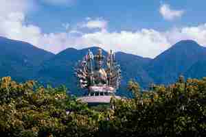 Foto gratuita statua del buddha in ambiente naturale