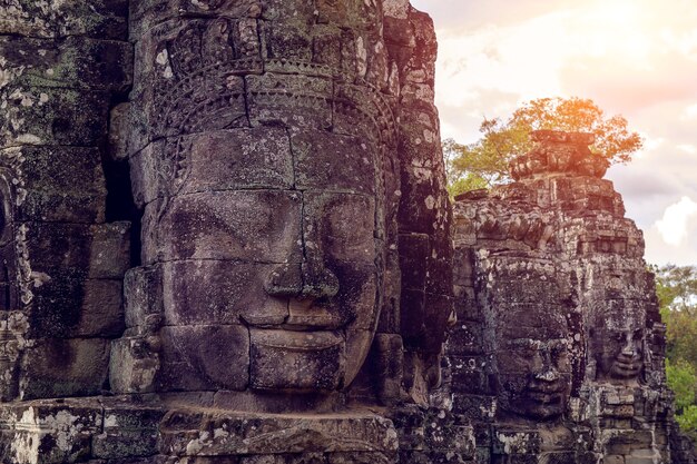 仏教徒はカンボジアのアンコールワットのバイヨン寺院に面しています。