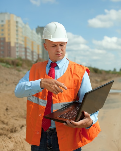 Il costruttore lavora nel cantiere