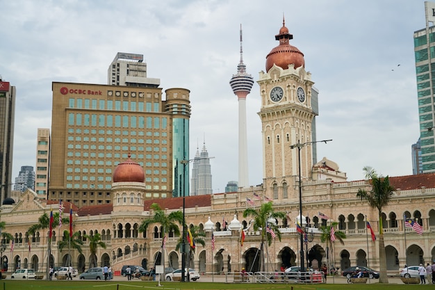 Free photo building of a city with cloudy sky