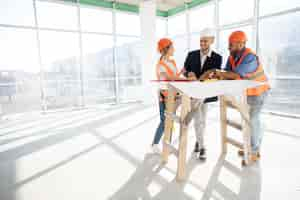 Free photo building and construction worker on the site with architect