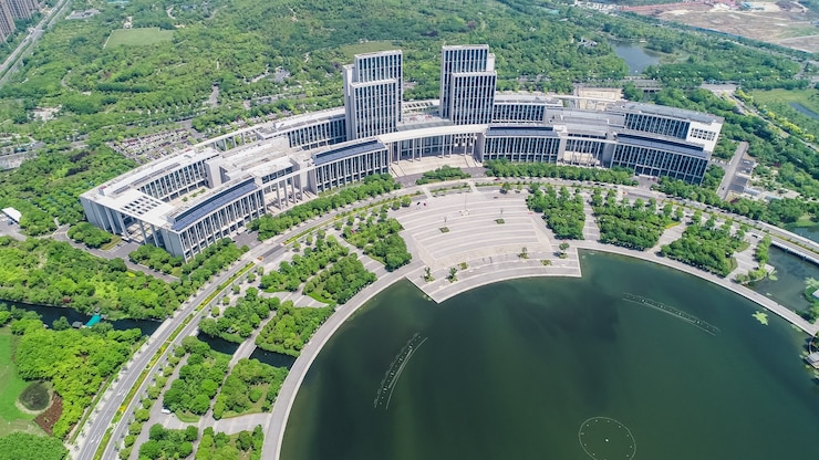 Free Photo building and lake