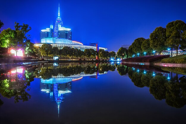 夜の建物