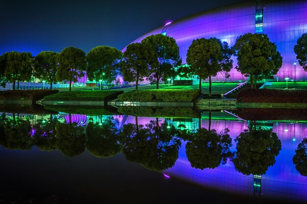 夜の建物