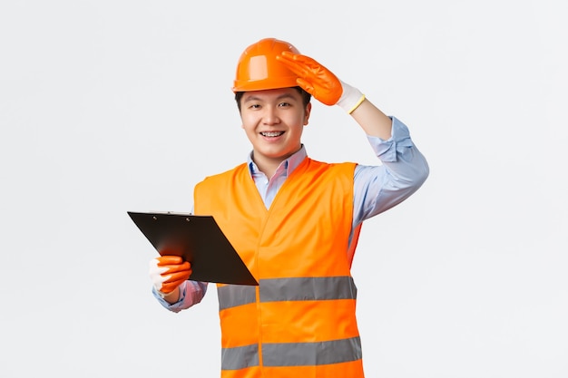 Строительный сектор и промышленные рабочие концепция веселый улыбающийся азиатский инспектор по строительству ...