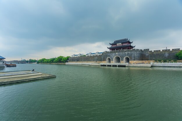 建物と水