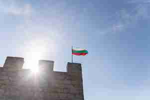 無料写真 外観にブルガリアの旗のある建物