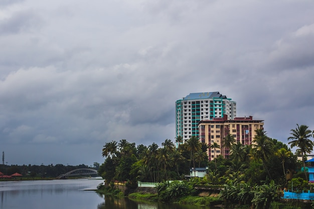 Free photo buildings on the edge of a river