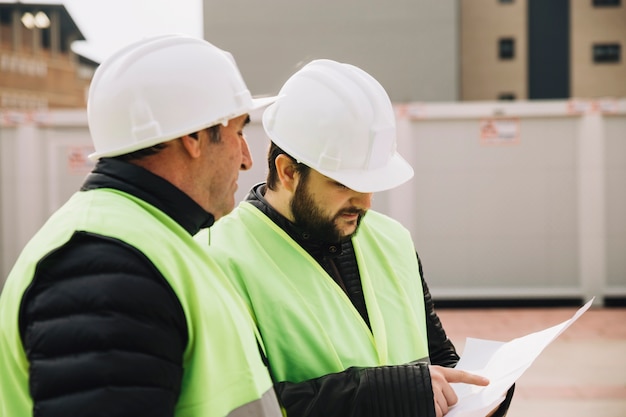 Foto gratuita costruttori che guardano le piante